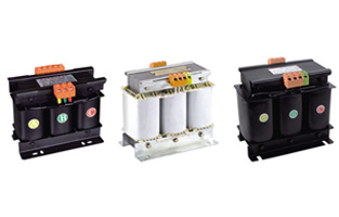 我公司多年來采用優(yōu)質(zhì)材料和先進(jìn)的工藝技術(shù)專業(yè)生產(chǎn)160VA到100kVA之間，QZSG系列三相伺服變壓器，是參照國外同類產(chǎn)品最新研制開發(fā)數(shù)控系統(tǒng)用變壓器，能替代西門子公司4AP、4AU系列變壓器，產(chǎn)品符合VDE0550、IEC439、JB/T5555 GB5226等國際、國家標(biāo)準(zhǔn)。 QZSG系列三相伺服變壓器廣泛適用于交流50～60Hz，輸入、輸出電壓不超過500V的各種三相供電場合。 