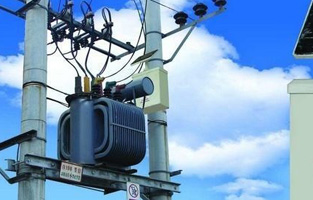 從事變壓器工作的可能都知道變壓器上有個不起眼的設(shè)備—溫度控制器，看似不起眼，其實(shí)作用可不小哦！今天控制變壓器廠家旗正電氣就來告訴你溫度控制器運(yùn)用在變壓器上有何作用？