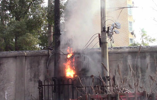 電氣設備起火大家想必都見過，由于變壓器是輸配電系統(tǒng)中極其重要的電氣設備，一旦變壓器起火如果沒有得到及時正確施救后果可是不堪設想的。今天控制變壓器廠家旗正電氣就為大家總結下變壓器起火的幾點原因，假如碰到變壓器起火能更快地查明起因，快速處理火源。