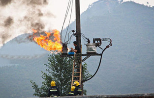 上一篇文章旗正電氣為大家整理了“變壓器起火的原因”，今天在說下變壓器起火后的處理方法，電氣火災在沒有切斷電源的情況下切記不能用水施救哦！