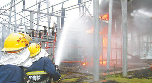 由于變壓器是輸配電系統(tǒng)中極其重要的電器設備，其內部的絕緣襯墊和支架，大多采用紙板、棉紗、布、木材等有機可燃物質，并有大量可燃絕緣油，一旦變壓器發(fā)生嚴重過載、短路等問題，這些可燃物就會受高溫或電弧作用，分解、膨脹以致氣化，使變壓器內部壓力急驟增加，輕則外泄起火，重則造成外殼爆炸，大量噴油，燃燒的油流又有進一步擴大火災的危害。今天旗正電氣小編再次為你總結“變壓器起火常見原因及防范措施”，以便大家查看。