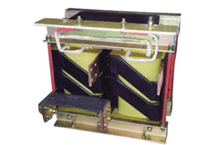 相信大家都知道變壓器廠家是生產(chǎn)變壓器的首要場所，變壓器又是采用電磁感應的原理進行設計和加工制造的，變壓器是不斷地向外進行發(fā)射感應電流進行傳達信號的。變壓器之間也是靠傳遞這種感應電流進行感知的，由于感應電流也是一種電流，長期的傳達的話也是有著必定的危害性的，所以說變壓器之間的擺放距離不是隨意的，而是應該保持一段距離的！由于場地有限不能把變壓器之間擺的太遠，也不能一個挨著一個擺的密密麻麻；這樣出現(xiàn)火災以及爆炸的可能性是比較大的，而且狀況也是比較糟糕的！那究竟如何確定不同變壓器之間的擺放距離呢?旗正控制變壓器廠家為你解讀如下：