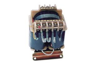 無論什么產(chǎn)品在使用的過程當中，操作人員的人身安全問題永遠都是首當其要的。同理控制變壓器在安全方面的要求也是極其嚴格的，從里到外都要確保沒有安全隱患，這樣的才能被投入到工作當中去，要不然就有可能會發(fā)生極其嚴重的意外事故來，因此廠家在生產(chǎn)控制變壓器的時候在安全這一方面的標準一定要達標，接下來我們了解下使用控制變壓器怎么去規(guī)避危險?旗正控制變壓器告訴你安全要求如下：