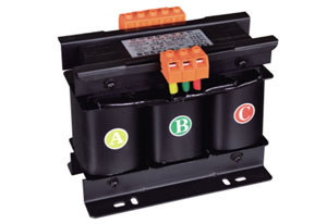 今天我們不講控制變壓器這個大產(chǎn)品了，因為前面我們講的太多控制變壓器信息，相信大家對控制變壓器也了如指掌了吧？接下來旗正電氣小編來講講控制變壓器中的一個小伙伴—三相隔離變壓器，講講三相隔離變壓器的原理及優(yōu)點，讓你對它也熟悉熟悉吧！