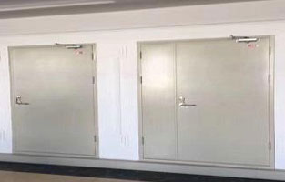  配電室防火門要求及規(guī)范：一般要求是，門向外開，相鄰房間應(yīng)能雙向開啟或者向低壓方向開啟。這個要求可不能忽視的哦。下面控制變壓器廠家旗正電氣再跟你好好聊下這個話題：