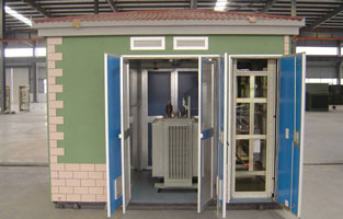 箱式變壓器在運(yùn)行中常常會因運(yùn)行維護(hù)不當(dāng)造成設(shè)備事故,運(yùn)行人員定期通過看、聽、聞手段對設(shè)備進(jìn)行巡視檢查,海以妥時(shí)發(fā)現(xiàn)設(shè)備的缺陷,從而把設(shè)備故障處理在萌芽狀態(tài),避免岀現(xiàn)設(shè)備事故。那箱式變壓器巡視過程中需要檢查哪些事項(xiàng)？旗正為你一一詳解！