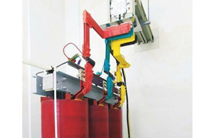 這個(gè)問題要結(jié)合實(shí)際情況而論，有的時(shí)候可以調(diào)換低壓側(cè)相序，有的時(shí)候不允許。但是，控制變壓器生產(chǎn)廠家旗正電氣想說的是“盡量按要求來操作，保證安全才是重要的”。下面，就這個(gè)問題，跟著旗正電氣小編來詳細(xì)了解一下吧！