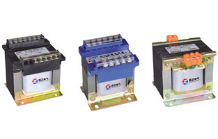 變壓器是不少設(shè)備電路中的重要裝置，發(fā)揮著十分重要的作用，而變壓器的種類也是非常多的，了解變壓器的分類有助于大家購(gòu)買到更適合自己使用的變壓器類型，而不同類型的變壓器適用的環(huán)境往往也是不同的，下面跟著控制變壓器廠家旗正電氣一起來(lái)看看吧！