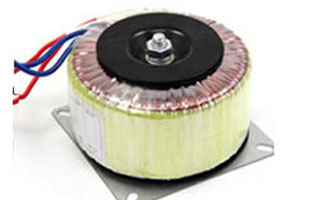 前面的內(nèi)容旗正為大家整理了不少r型變壓器相關資訊，今天我們在跟大家說下變壓器中的另一個型號—環(huán)形變壓器。環(huán)形變壓器在現(xiàn)代家電設備中和工業(yè)電子設備中得到廣泛使用，它可以把電壓降到我們生活需要的電壓，還可以在遠距離電壓傳輸過程中又可把電壓升到很高，從而減少電壓損耗。但是在應用過程中，可能會出現(xiàn)環(huán)形變壓器短路的問題。關于環(huán)形變壓器短路這個問題你一定早知道早預防哦!