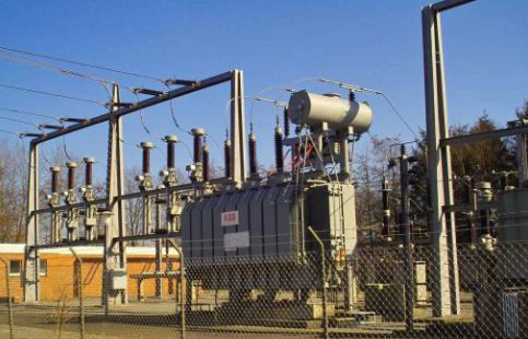 變壓器出現(xiàn)燒毀現(xiàn)象一般是變壓器溫升過高或者線圈絕緣損壞。燒毀前溫度不高，不代表局部溫度也不高。變壓器過載、溫升設(shè)計余量過小都可能導(dǎo)致局部高溫，進(jìn)而導(dǎo)致變壓器失效，引起燒毀事故。為什么變壓器經(jīng)常燒毀？怎么預(yù)防解決？下面控制變壓器廠家旗正電氣小編來詳細(xì)分析各種燒毀原因。
